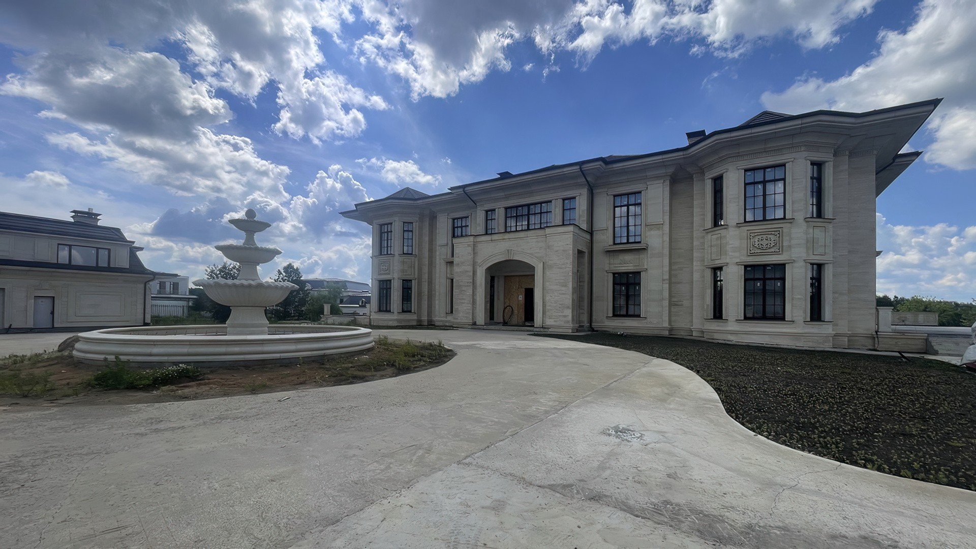 Дом 3600 м2 в КП Николино
