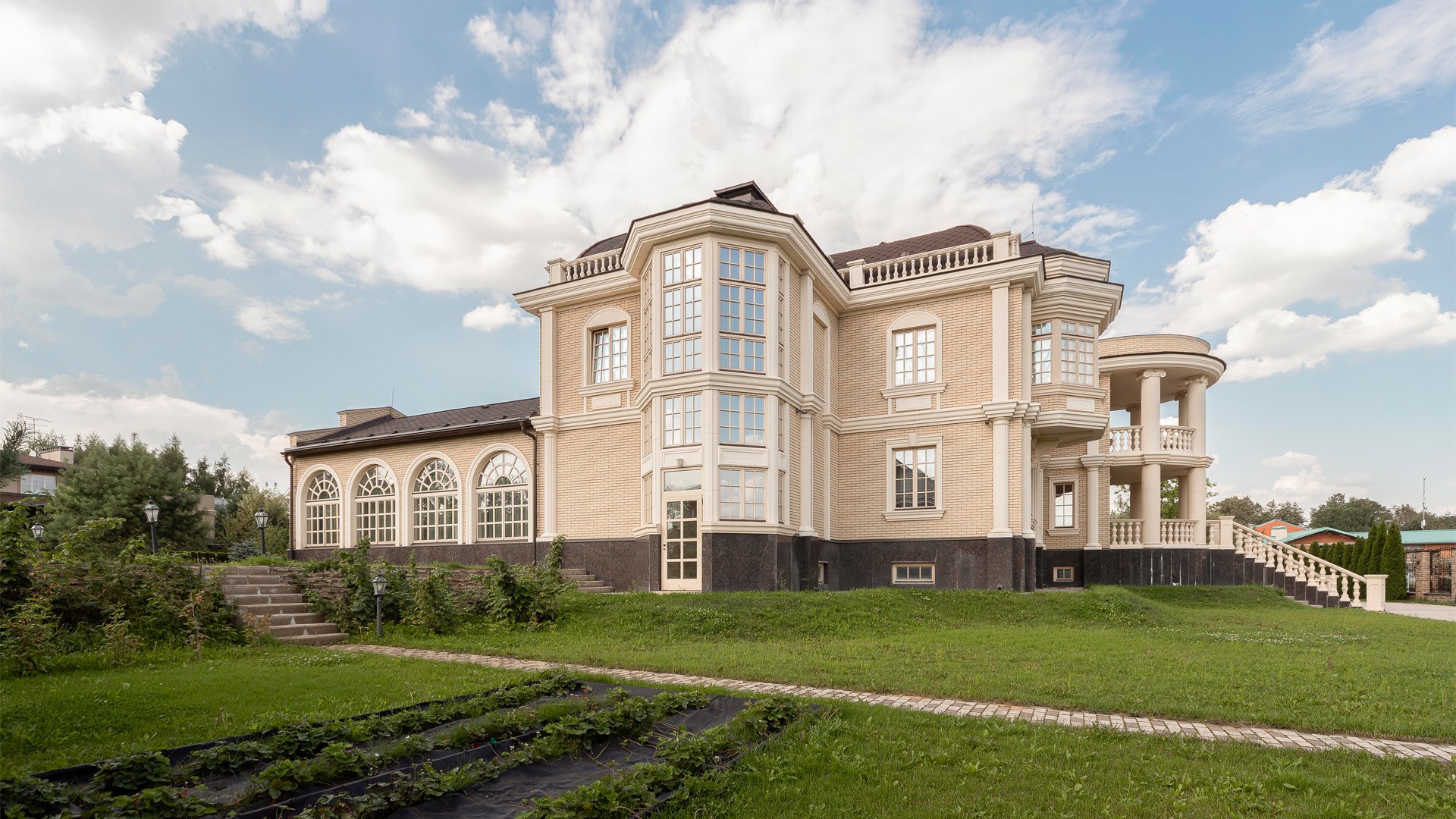 Дом 1600 м2 в КП Антоновка