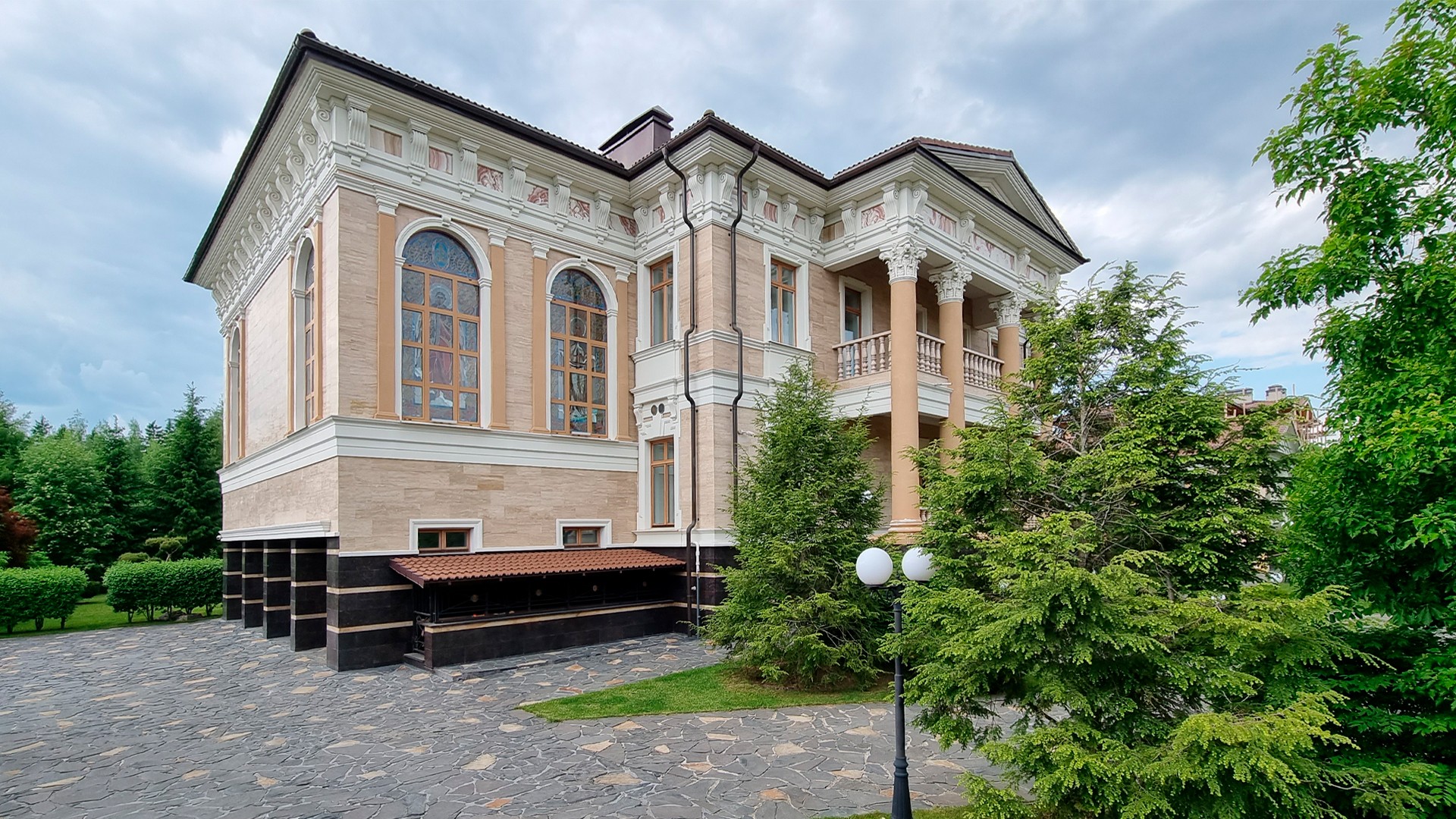 Дом 1850м2 в КП Монолит