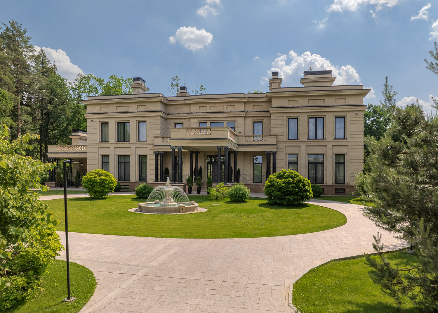 Дом 2000 м2 в КП Дарьино